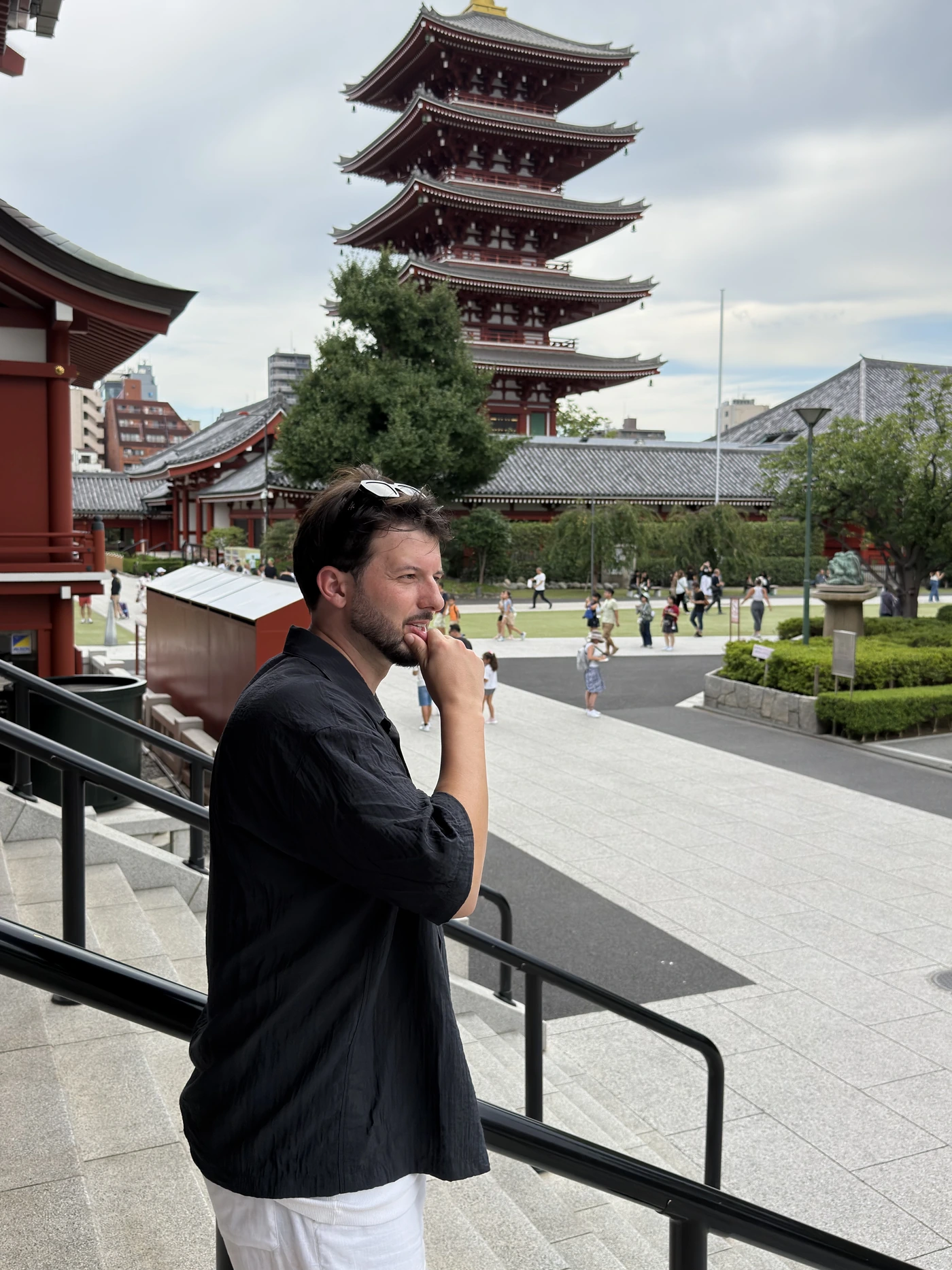 Bruno Emigdio pensativo diante do pagode de Senso-ji, em Tóquio